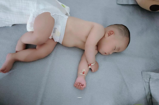 代怀选性别包生男孩几个月宝宝会抬头